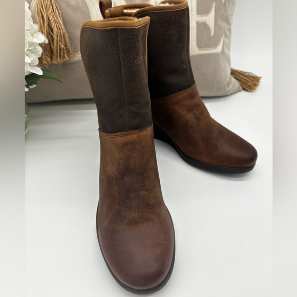 UGG Women's Renatta Boots with Shearling Lining Size 9 - Picture 3 of 12